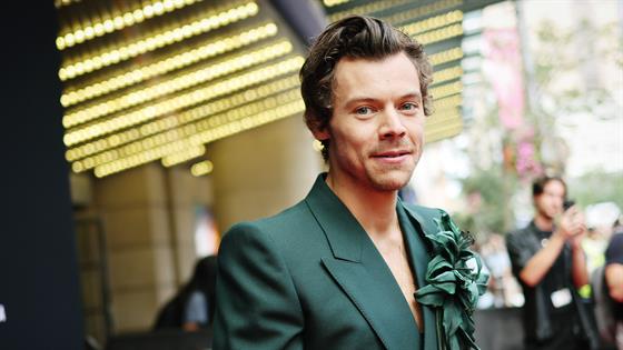 Harry Styles Pokes Fun at “Queerbaiting” Claims by Kissing SNL’s Ben Marshall
